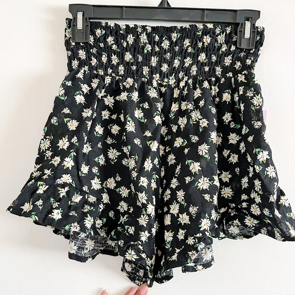 Daisy ruffled shorts
